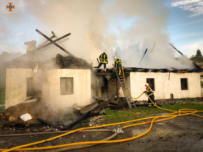 На Закарпатті загорівся житловий будинок – 01