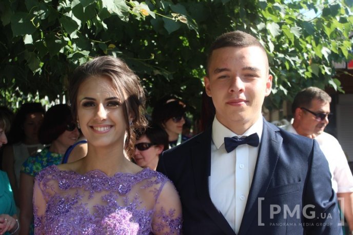 Випускники загальноосвітніх шкіл Мукачева пройшли ходою по місту  – 04