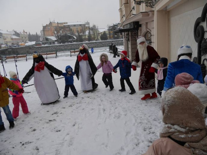 Хороводи, конкурси, подарунки: в Ужгороді відбувся святковий флешмоб "Колядуймо разом" – 18 Хороводи, конкурси, подарунки: в Ужгороді відбувся святковий флешмоб "Колядуймо разом" – 18