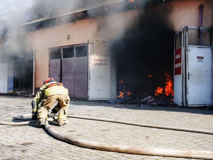 В Ужгороді загасили масштабну пожежу на станції техобслуговування – 04