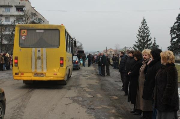На колінах зі сльозами на очах полеглого "кіборга" зустріли мешканці рідної Ільниці (ФОТО) – 14