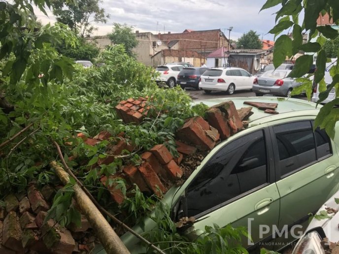 На парковці позаду мукачівської ратуші стіна розтрощила п’ять автівок – 02 На парковці позаду мукачівської ратуші стіна розтрощила п’ять автівок – 02