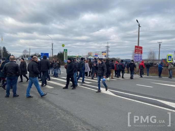 Купа поліції і спецпризначенці: що коїться на в’їзді в Мукачево – 01 Купа поліції і спецпризначенці: що коїться на в’їзді в Мукачево – 01