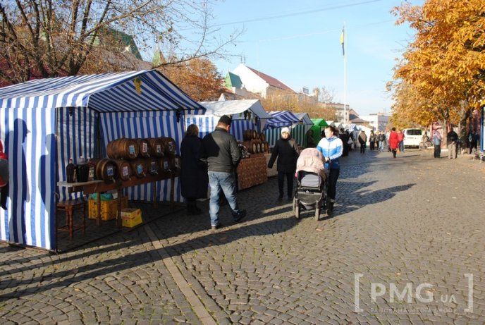 День Святого Мартина у Мукачеві: ціни на вино, шашлик та інші смаколики – 05