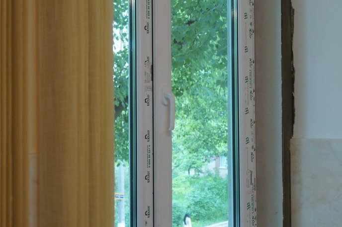 У Мукачівській ЦРЛ замінюють вікна та двері – 10