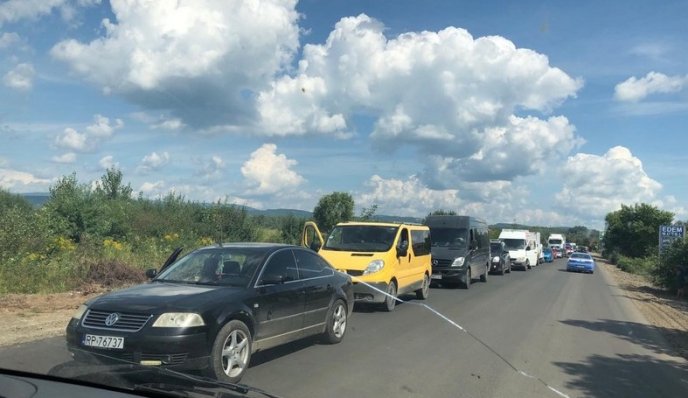 У Мукачівському районі утворилися кілометрові затори – 01