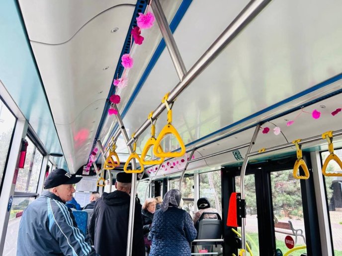 Відчути весняну атмосферу можна навіть в транспорті / фото: Ужгородська міська рада