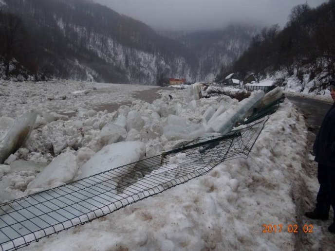 Нищівна негода: величезні брили льоду ламають на своєму шляху огорожі та містки – 01