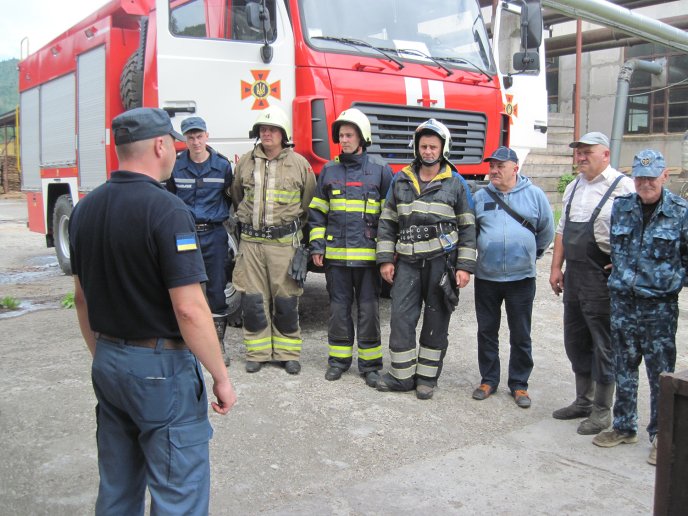 Міжгірські вогнеборці вчилися гасити пожежу на місцевому лісокомбінаті – 04
