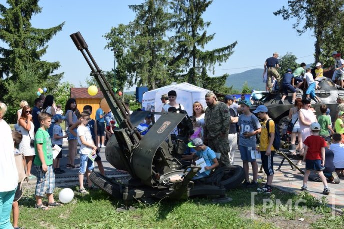У парку "Перемоги" в Мукачеві влаштували свято для дітей – 03