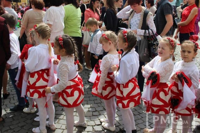 Центр Мукачева перетворився на великий концертний майданчик – 14