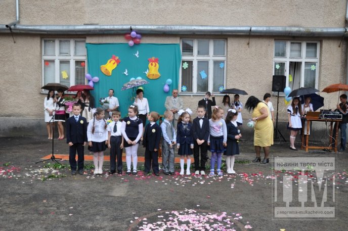 Свято "Останнього дзвоника" зібрало у Мукачівській ЗОШ №7 багато гостей (ФОТОРЕПОРТАЖ) – 31