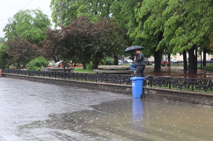 В Ужгороді відкачували воду на затопленій зливою площі Петефі – 03