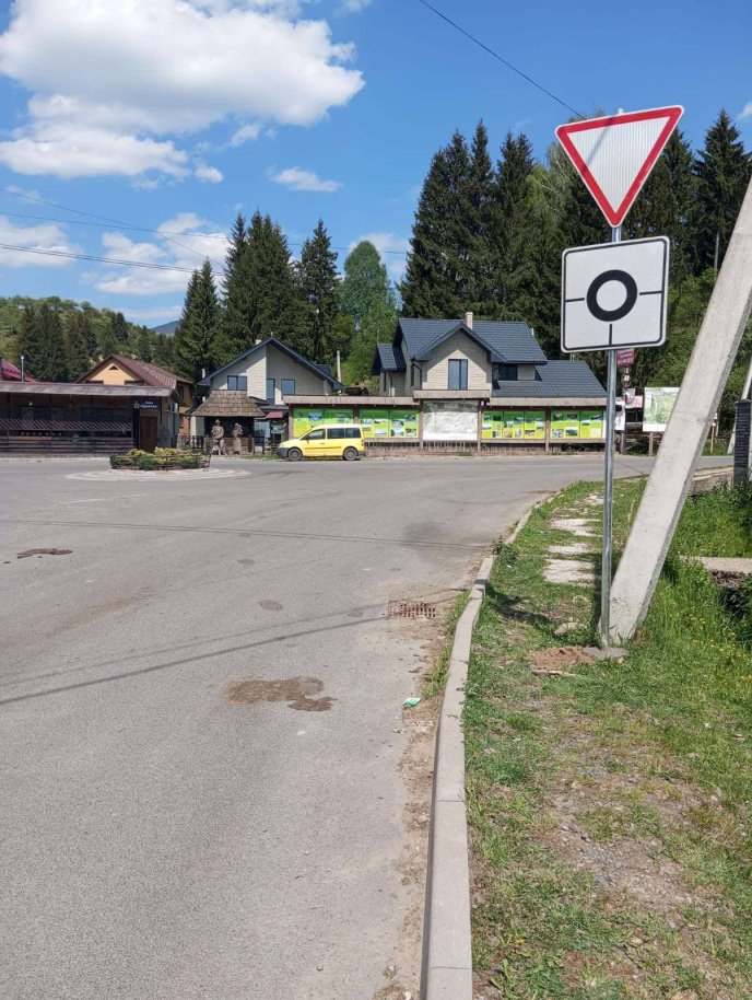 В районі туристичної Колочави встановлюють дорожні знаки: водіям варто звернути увагу – 01