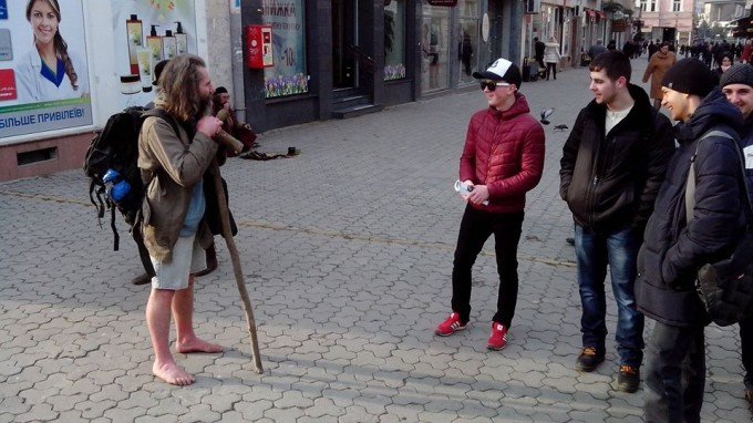 В Ужгороді перехожі дивуються із чоловіка, який босоніж і в шортах ходить міськими тротуарами (ФОТО) – 01 В Ужгороді перехожі дивуються із чоловіка, який босоніж і в шортах ходить міськими тротуарами (ФОТО) – 01