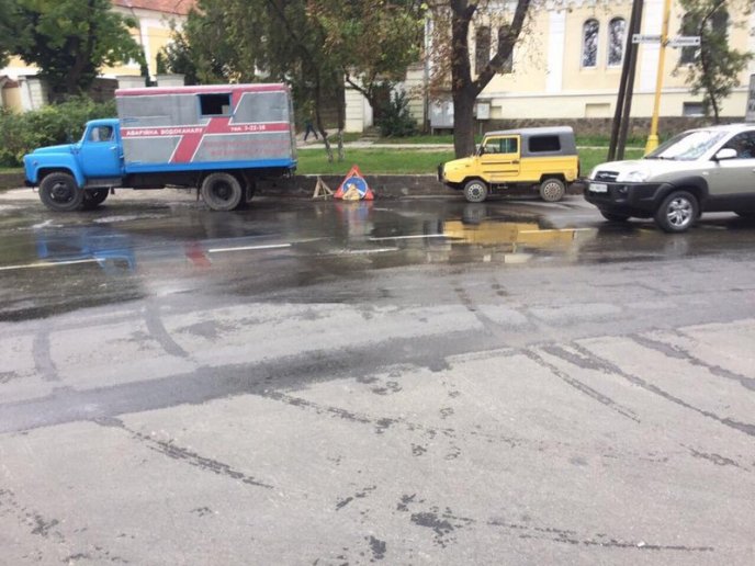 В Ужгороді прорвало трубу під новим асфальтом  – 03 В Ужгороді прорвало трубу під новим асфальтом  – 03