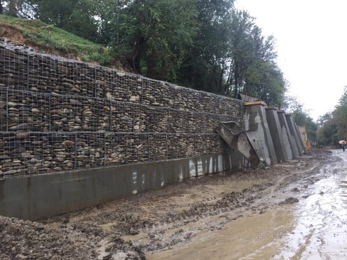 Реконструкція підпірних стінок у Липецькій Поляні, що на Хустщині, майже завершена – 02
