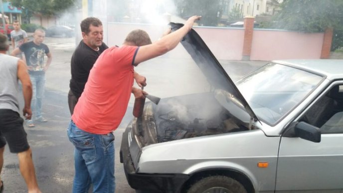 Ранкова пожежа в Ужгороді: горіло авто – 01