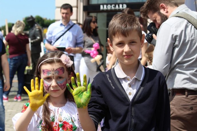В Ужгороді провели акцію "Майбутнє в руках дітей" – 02 В Ужгороді провели акцію "Майбутнє в руках дітей" – 02