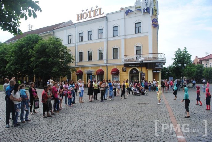 У центрі Мукачева дітвора розважається та демонструє свої таланти – 05