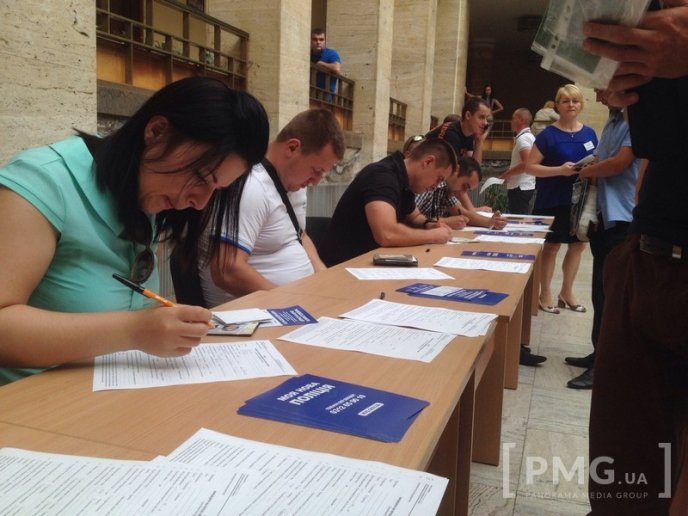 Прийом документів у патрульну поліцію стартував з великого ажіотажу – 03