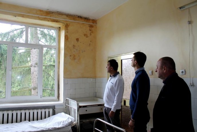Жахи Хустської райлікарні: дах в аварійному стані й у дощ протікає, по стінах стікає вода, у палатах – грибок та плісень – 15