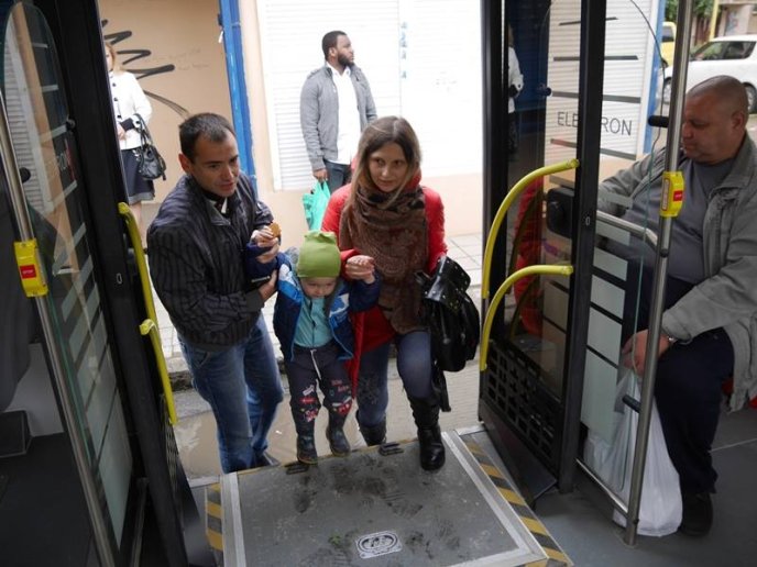 В Ужгороді новий автобус не зміг проїхати під залізничним мостом – 09