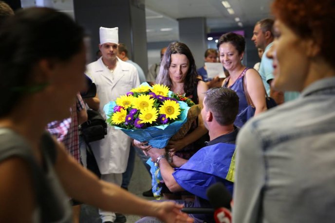 Поранений у зоні АТО закарпатський прикордонник повернувся додому з лікування у США – 05