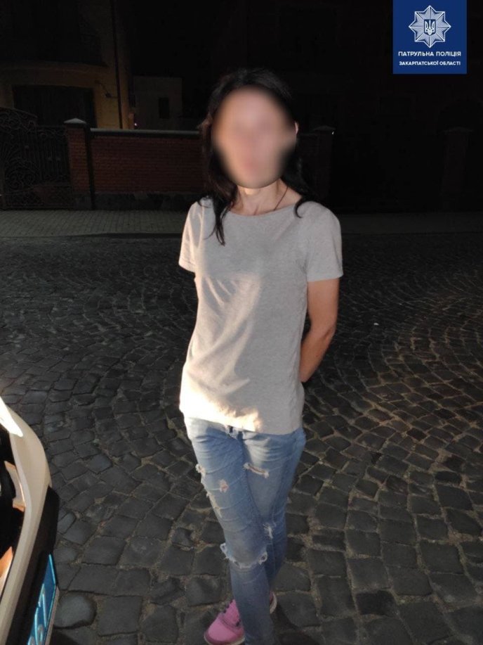Підозріло поводилась та нервувала: що знайшли у дівчини в Мукачеві – 01 Підозріло поводилась та нервувала: що знайшли у дівчини в Мукачеві – 01