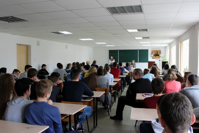 Львівська письменниця Галина Рис презентувала книги ужгородським студентам – 01