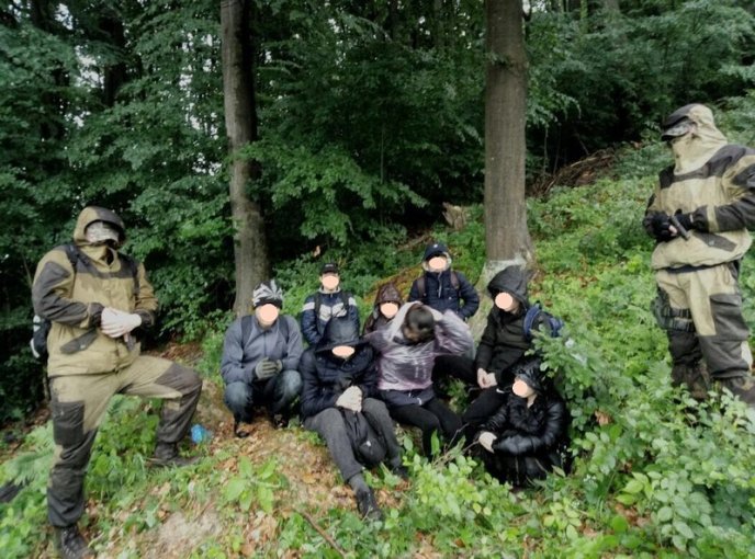 Поблизу кордону затримали 9 нелегалів – 02