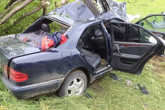 Смертельна ДТП на Хустщині: двоє осіб загинули внаслідок зіткнення автівки з деревом – 02