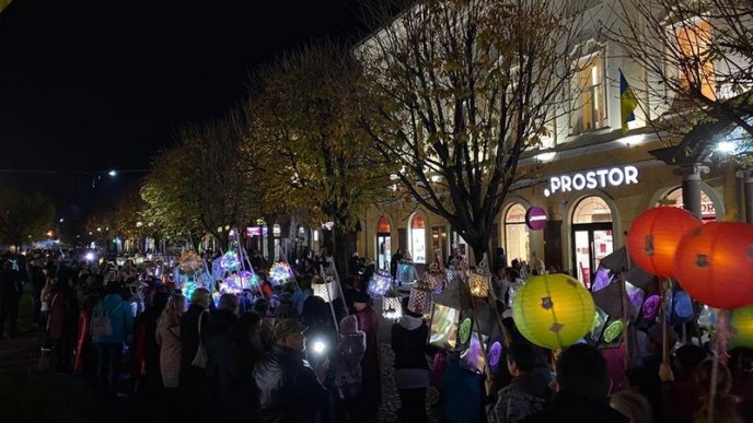 День святого Мартина: у центрі Мукачева відбулась видовищна хода з ліхтариками – 03