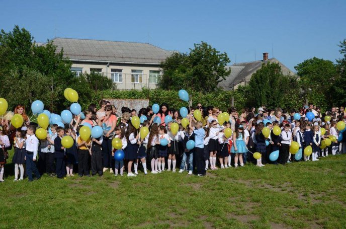 Мукачівська ЗОШ №6 проводжала своїх випускників урочистою лінійкою та подарунками – 03