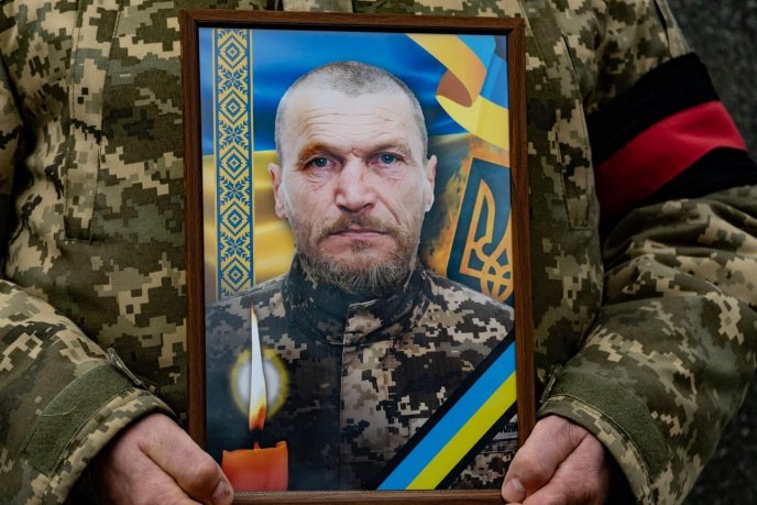 В Ужгороді відбулося прощання із загиблим Героєм – 01