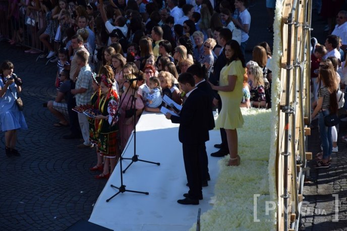 У Мукачеві стартував парад випускників – 11