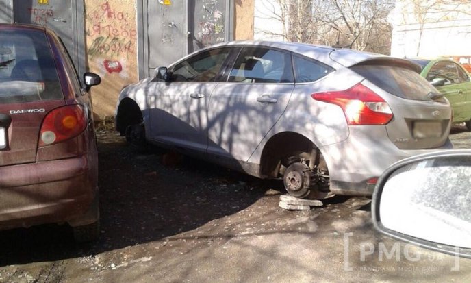 Невідомі вкрали з автомобіля мукачівця всі чотири колеса – 02