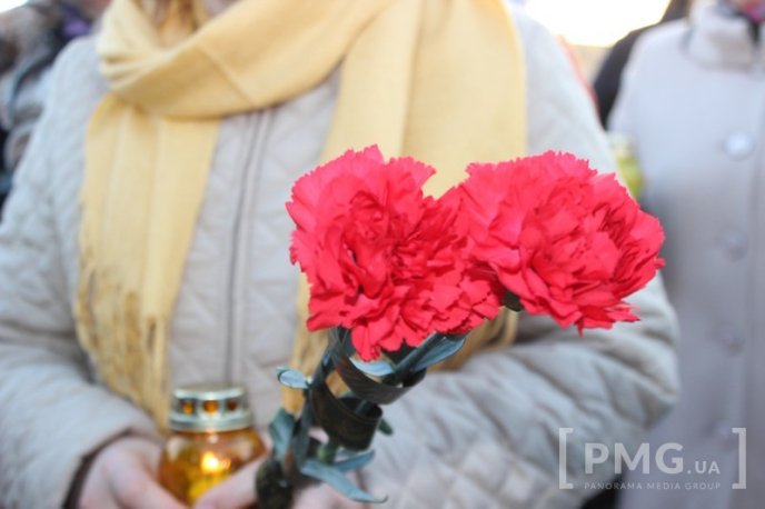 У третю річницю Євромайдану мукачівці вшанували пам’ять Героїв Небесної Сотні – 11