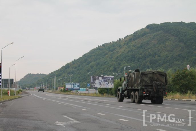 Колона з БТРом та КРАЗом рушила в бік Ужгорода – 03