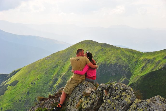 Боєць АТО влаштував дівчині на вершині гори романтичне освідчення – 08