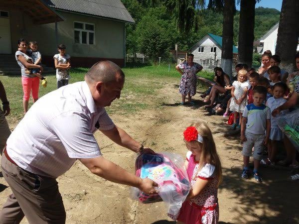 Першокласникам подарували рюкзаки зі шкільним приладдям – 15