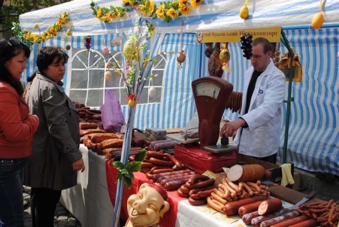 Передпасхальна ярмарка стартувала на центральній площі Мукачева (ФОТО) – 09