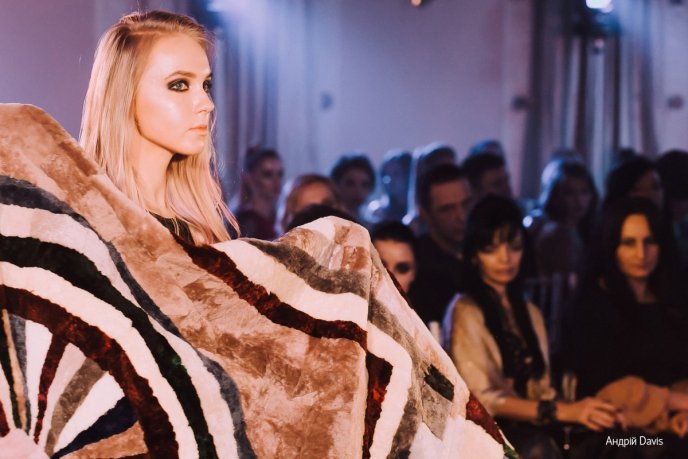 Мода заради життя: на Закарпатті відбувся ІІІ-й благодійний показ мод дизайнерки Роксолани Новак – 161