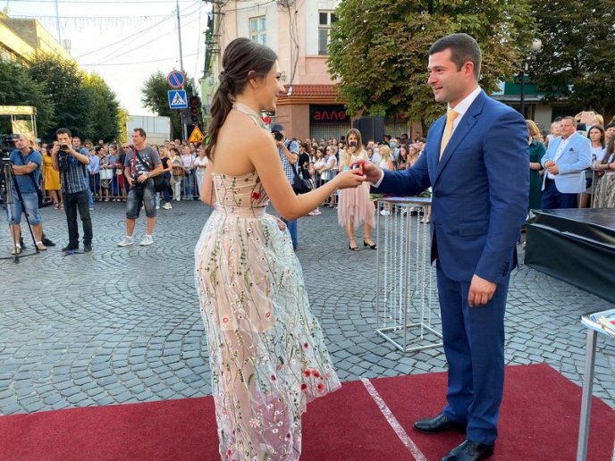 Парад випускників 2020: фото зі святкового дійства – 15