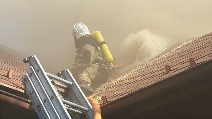 Закарпатські вогнеборці показали наслідки масштабної пожежі  – 14