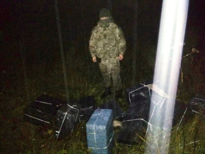 Невідомі намагалися переправити через кордон 4500 пачок сигарет – 02