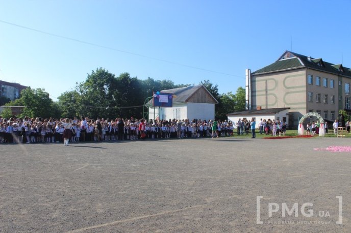 У Мукачівській ЗОШ №11 урочисто відзначили свято останнього дзвоника – 04 У Мукачівській ЗОШ №11 урочисто відзначили свято останнього дзвоника – 04