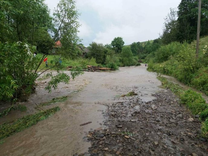 Розмиті дороги, підтоплені дворогосподарства та зруйновані містки: Закарпаттям пройшла негода – 02