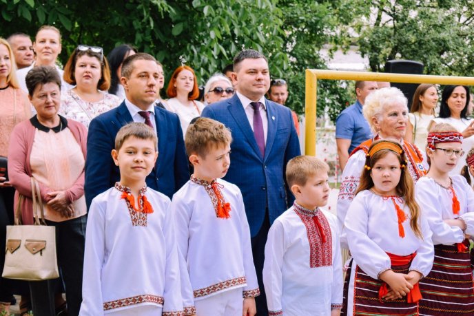 Для 690 ужгородських одинадцятикласників пролунав останній дзвінок – 09