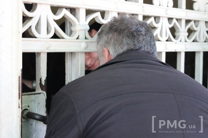 Протести у центрі Мукачева: сутички, заблокована ратуша та крики "Ганьба" в адрес мера – 20